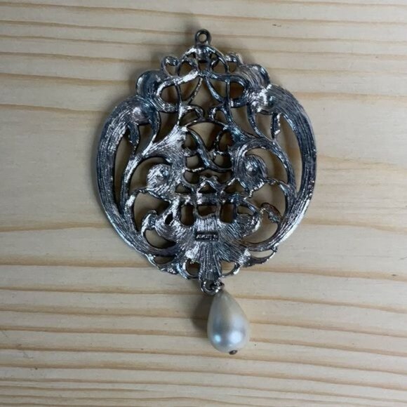 Avon Victorian Silver Tone Open Filigree Pearl Drop Medallion 70s Pendant - Picture 2 of 4